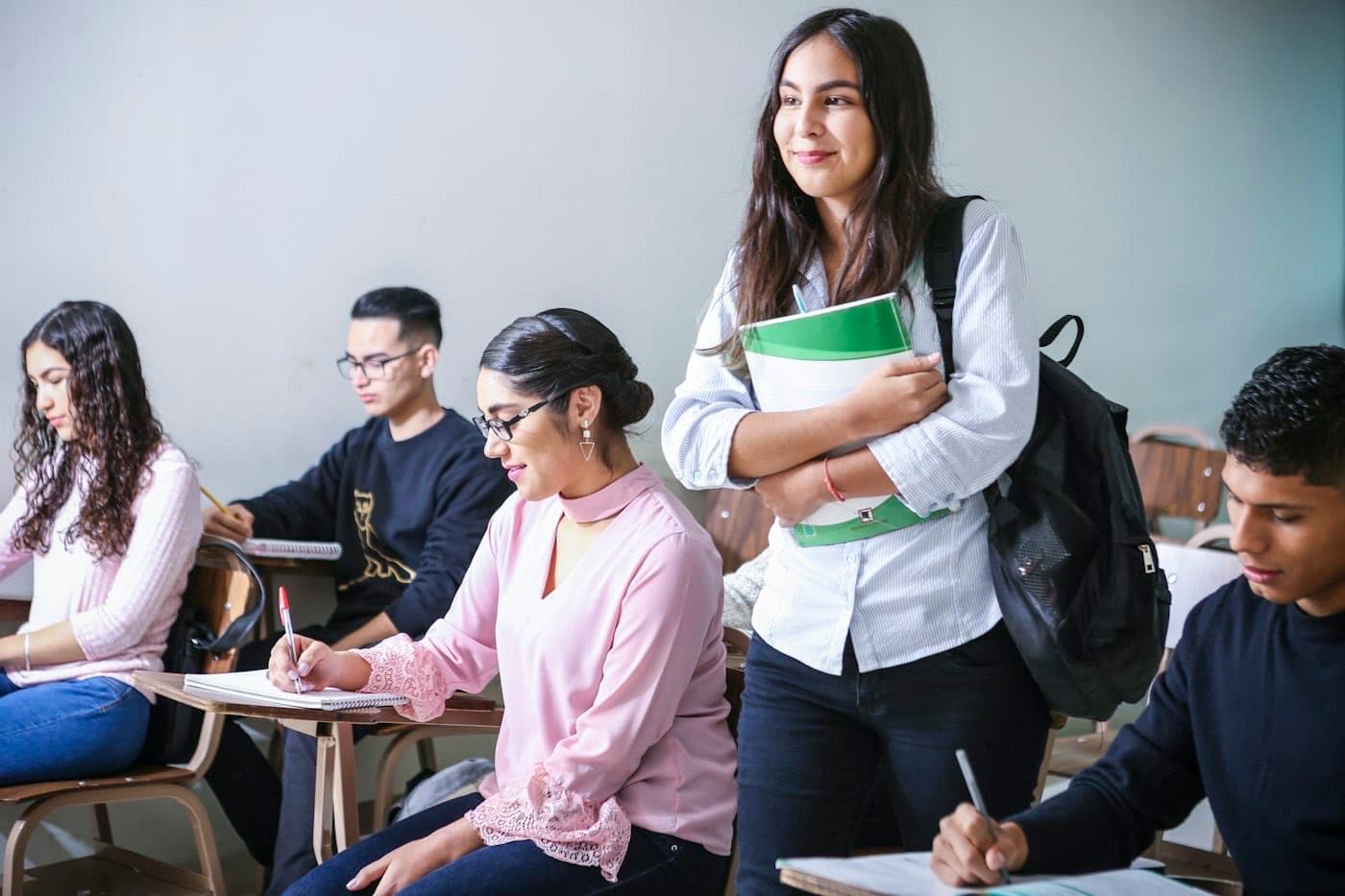 Suasana kelas dengan banyak siswa