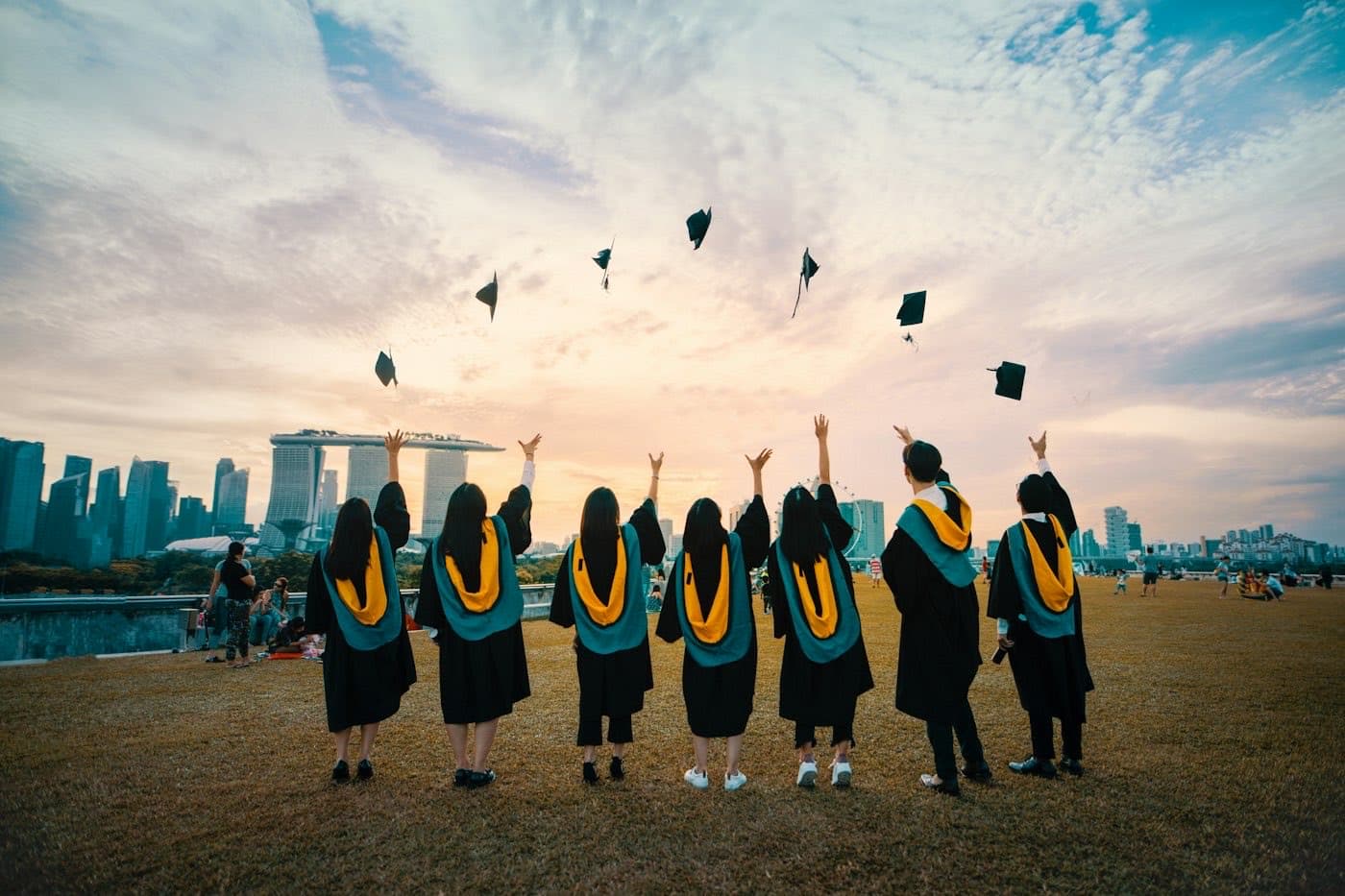 Siswa melepas topi saat perayaan kelulusan