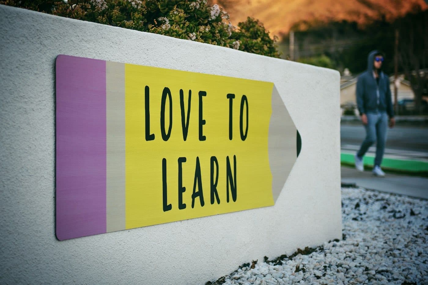 Tulisan love to learn di dinding sekolah