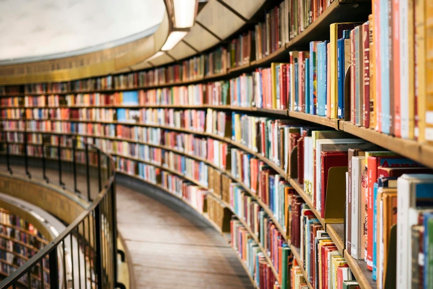 Rak buku di perpustakaan sekolah